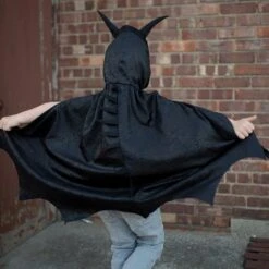 Lasten Naamiaisasu Viitta Lohikäärme Musta Great Pretenders -Muovi Ja Lelu US Lasten naamiaisasu viitta lohikaarme musta Great Pretenders 2